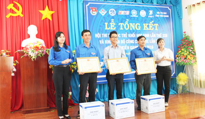 Đồng chí Nguyễn Thị Uyên Trang - Bí thư Tỉnh Đoàn trao Bằng khen cho các cá nhân đạt giải